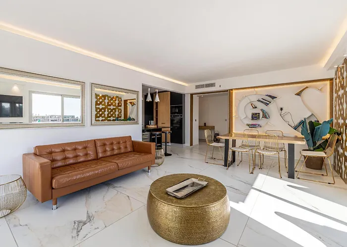 Modern Apartment - 3Br- 6P - Palm Beah